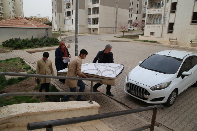 Gönüllü öğrenciler ihtiyaç sahibi ailelere yardım ediyor