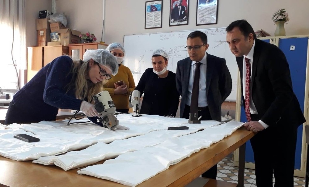 Gönüllü öğretmen ve öğrencilerden hastanelere maske desteği 