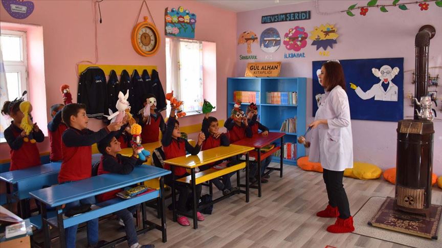 Gönüllü öğretmenler köyleri dolaşarak öğrencilerin gönüllerine dokunuyor