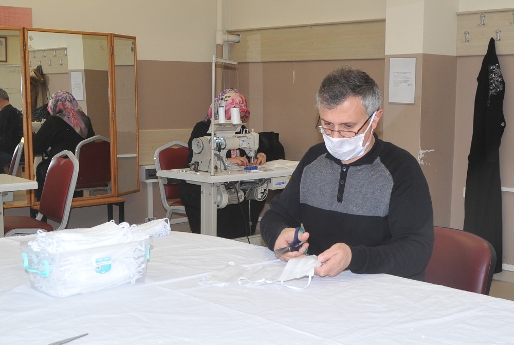 Gönüllü öğretmenler, okulda ürettikleri maskelerle korona virüsüyle mücadeleye destek veriyor 