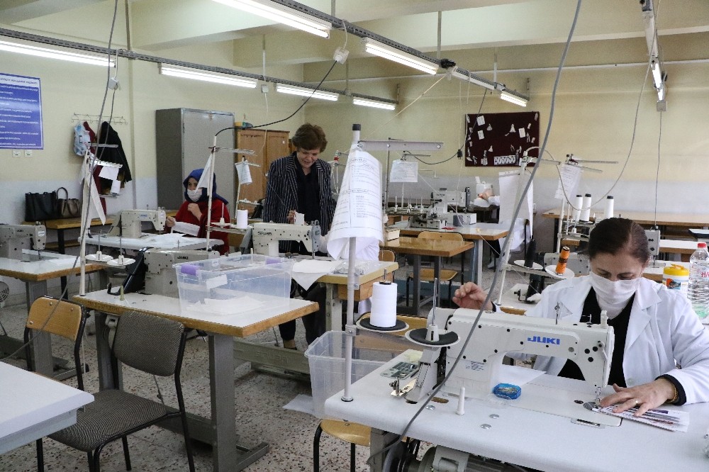 Gönüllü öğretmenler sağlıkçılar için maske üretiyor 