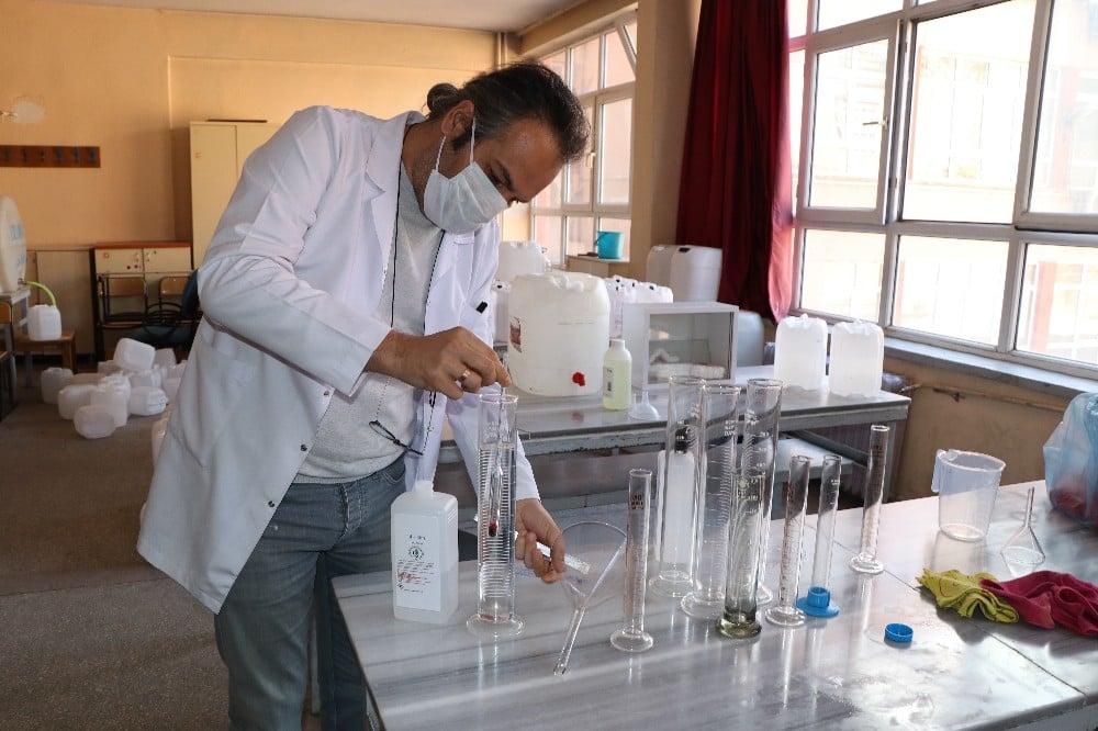 Gönüllü öğretmenler tarafından fabrika gibi dezenfektan üretimi yapıyor 