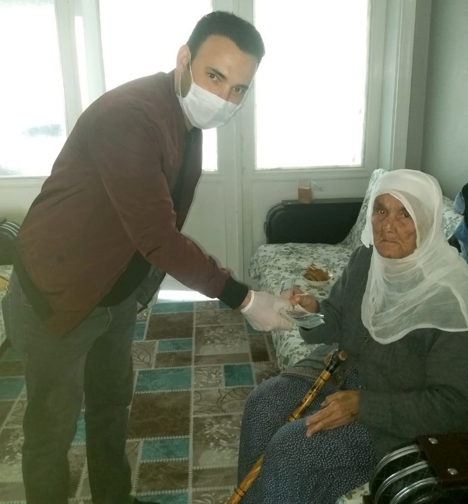 Gönüllü öğretmenler yaşlıların maaşını dağıttı 