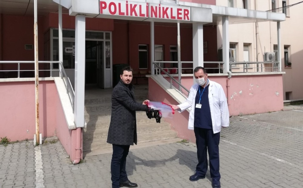 Gönüllü öğretmenlerden sağlık çalışanlarına siper koruyucu maske 