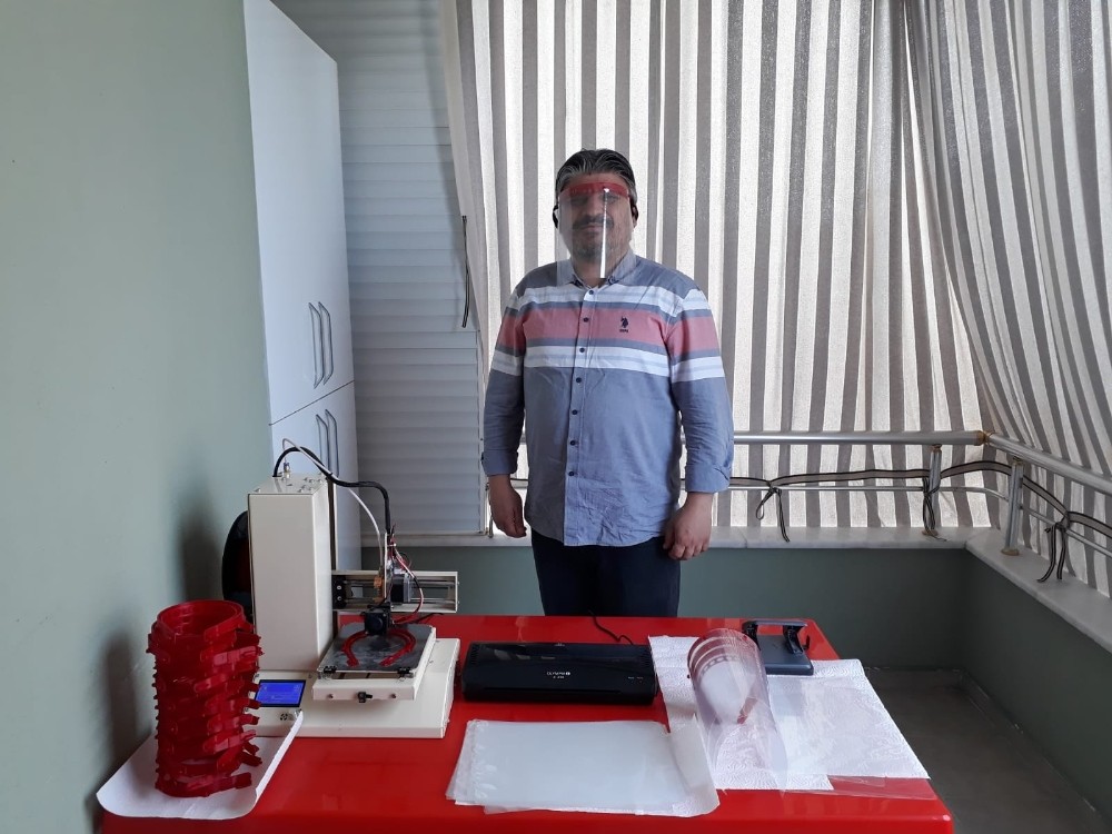 Gönüllü öğretmenlerden sağlıkçılara siper maske 