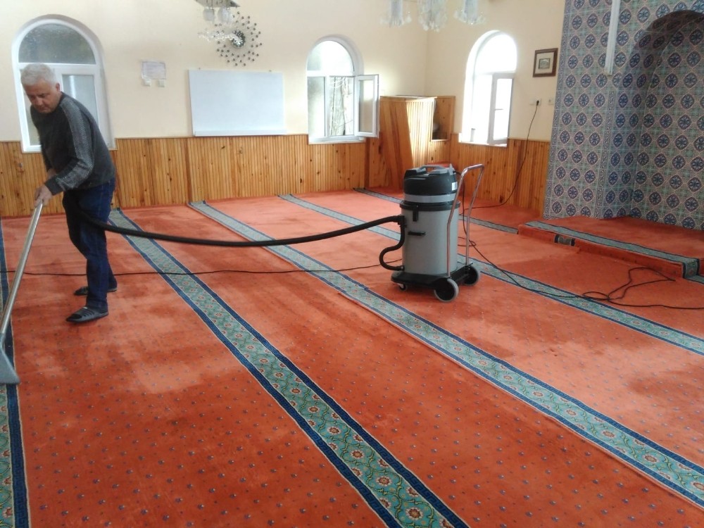 Gönüllü olarak camileri açılışa hazırlıyorlar 