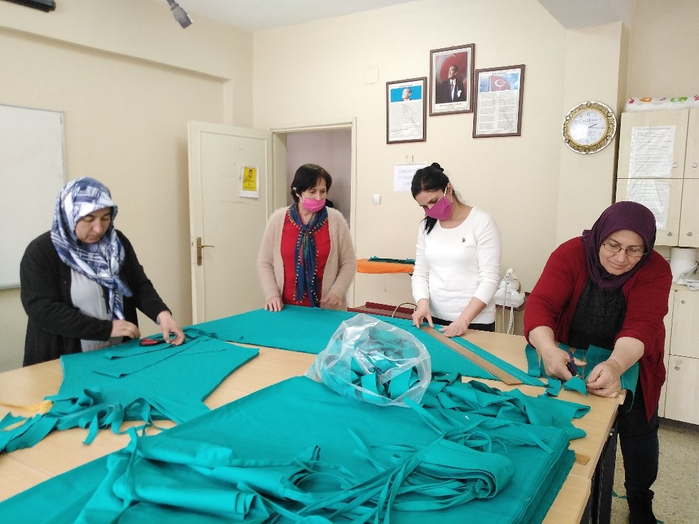 Gönüllü olarak maske ve ameliyat önlüğü dikiyorlar 