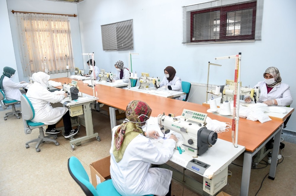 Gönüllü oldular, günde 2 bin maske üretiyorlar 