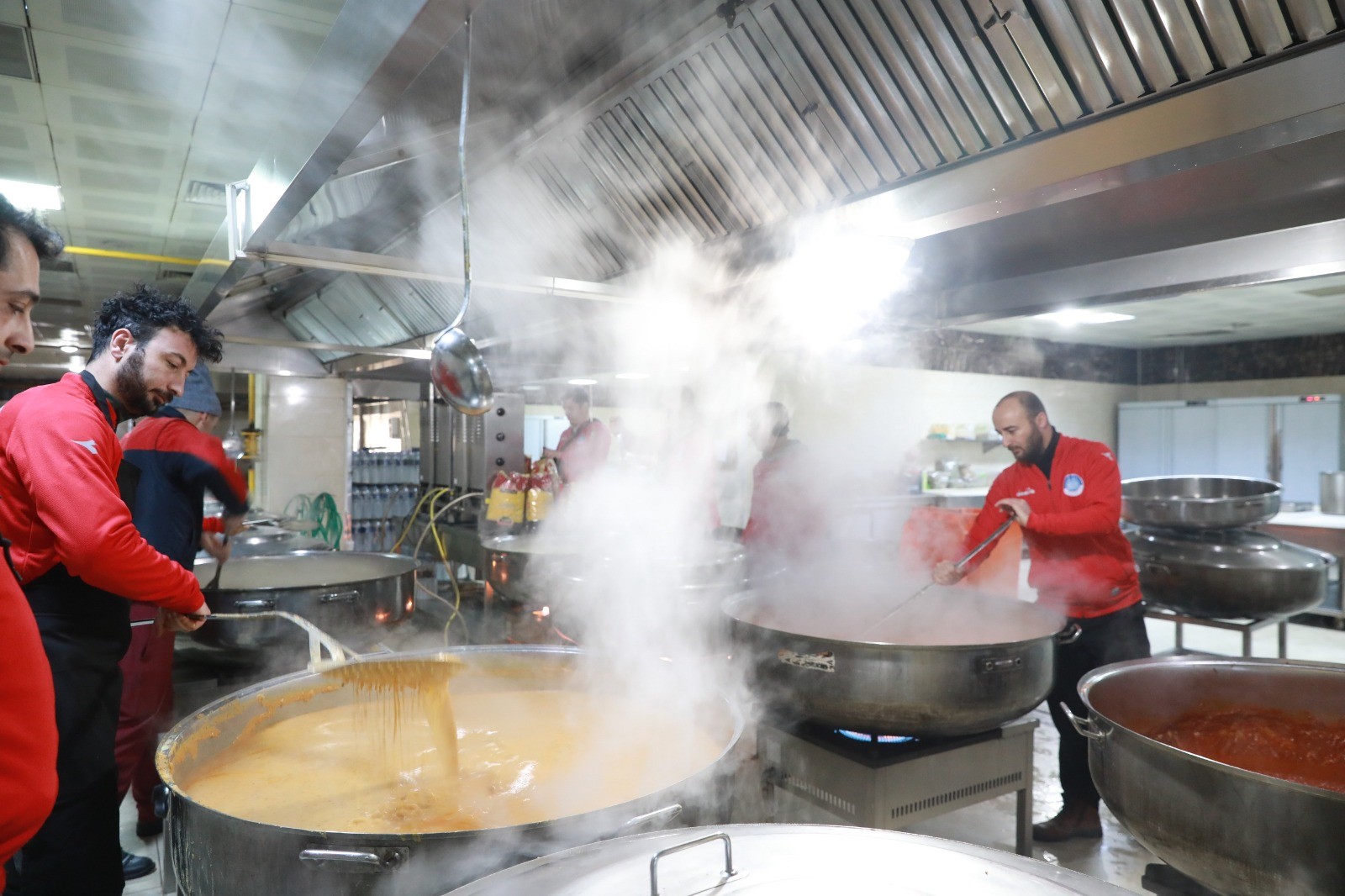 Gönüllü şeflerden depremzedeler için örnek davranış
