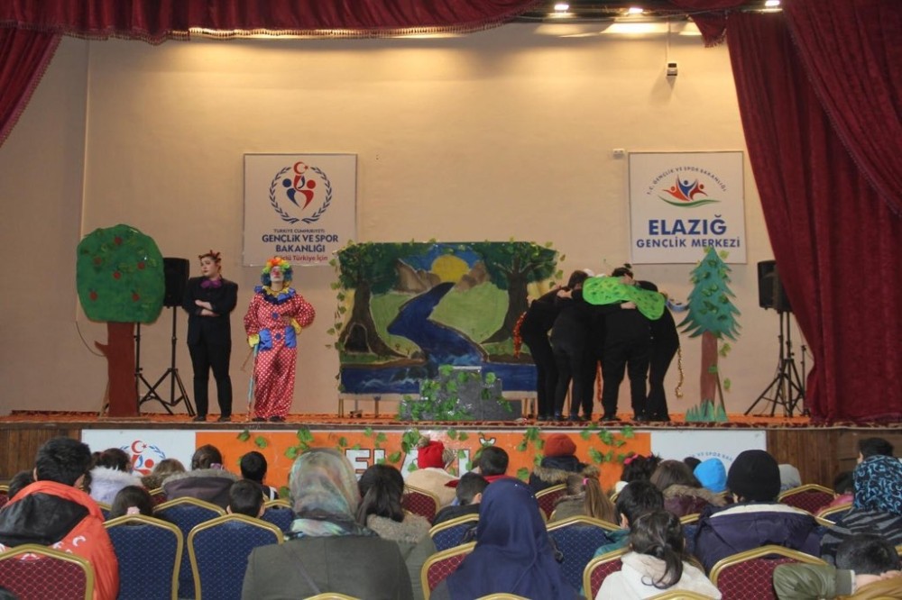 Gönüllü tiyatro ekibi çocuklar için sahne aldı 