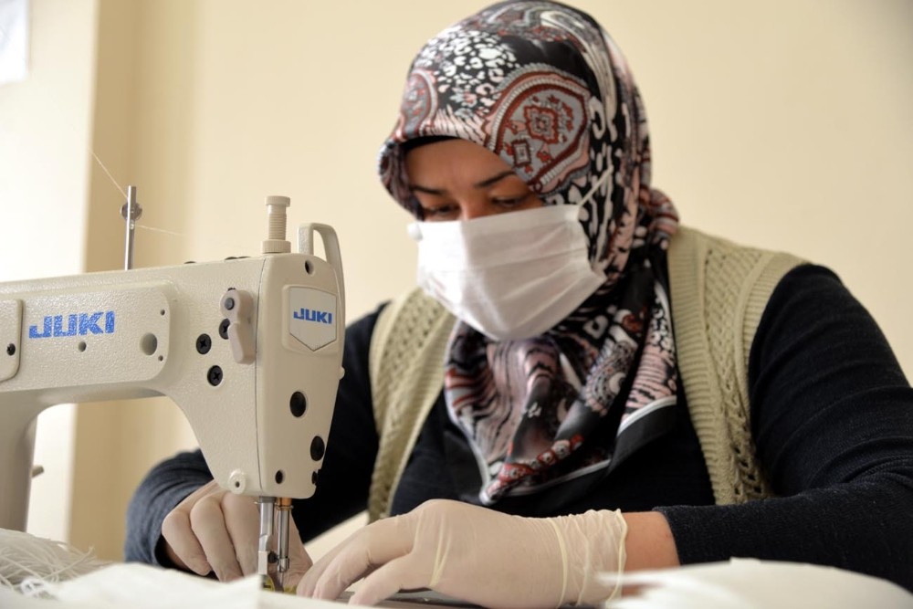 Gönüllü usta öğretici ve kursiyerler makine başında 