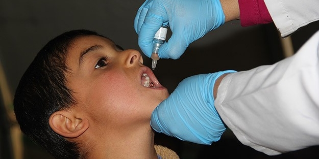 Gönüllüler ‘ateş altında’ aşı yapıyor