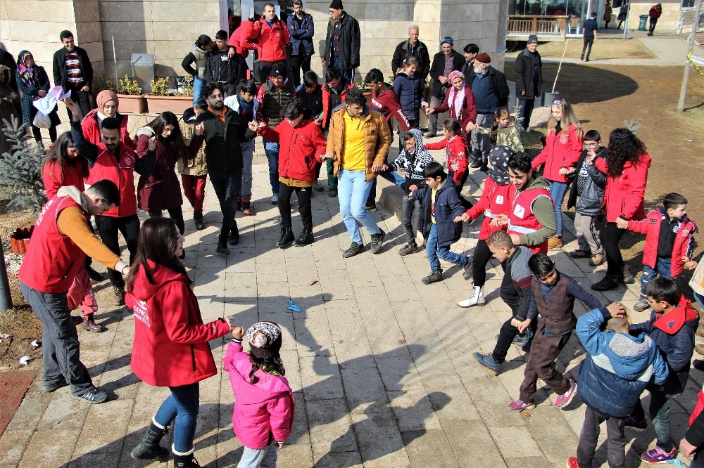Gönüllüler, çocukların depremin etkisinden kurtulmasına aracılık ediyor 
