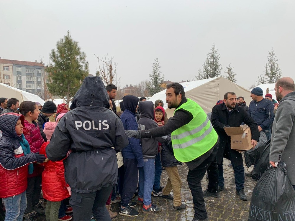 Gönüllüler, deprem bölgesinde destek veriyor 