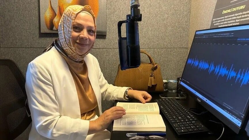 Gönüllüler, görme engelliler için kitap seslendiriyor