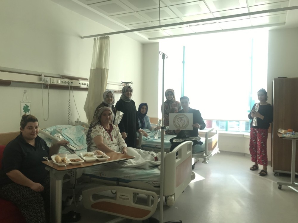 Gönüllüler hastaları ziyaret ederek moral verdiler 