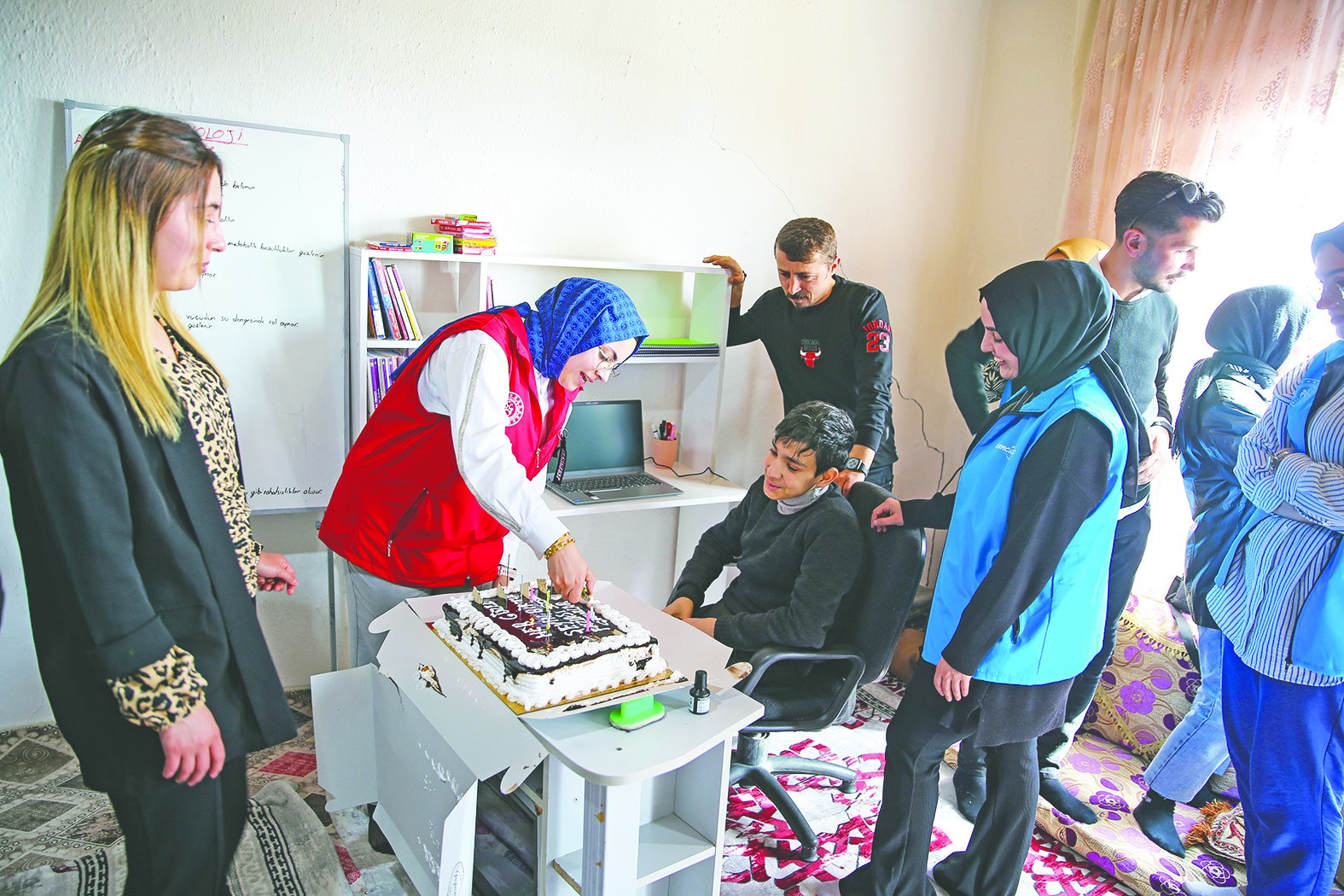 Gönüllülerden engelli öğrenciye destek