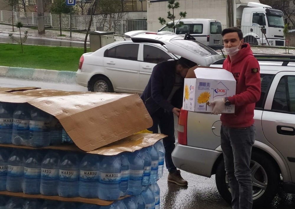 Gönüllülerden ihtiyaç sahiplerine gıda yardımı 