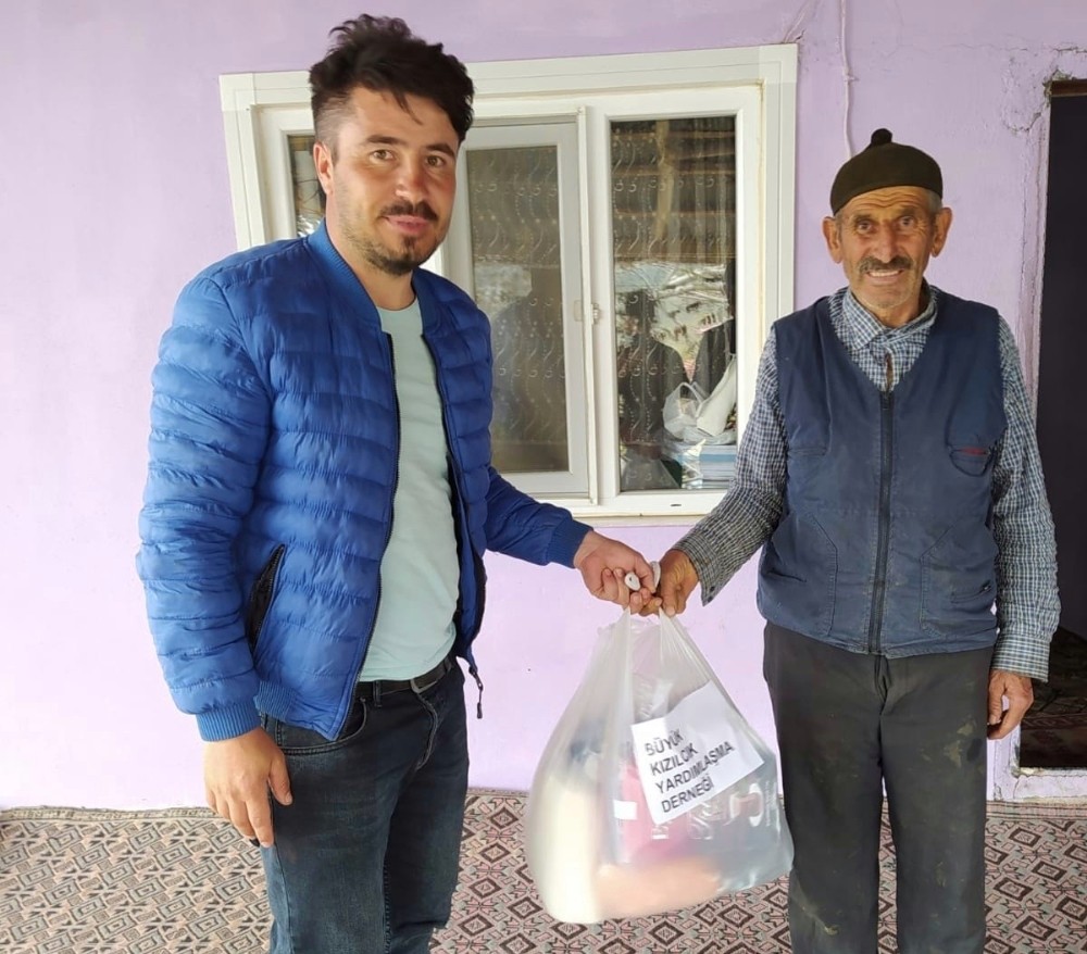 Gönüllülerden ihtiyaç sahiplerine gıda yardımı 