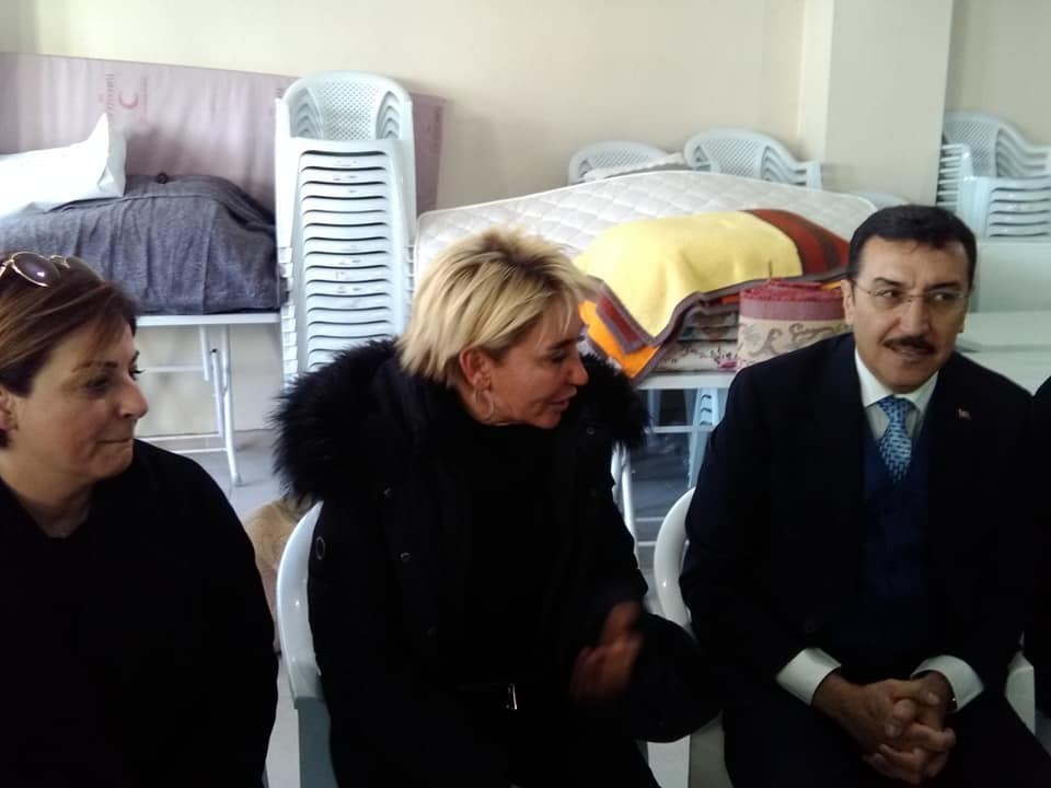 Gönüllülerin deprem bölgesine yardımları sürüyor 