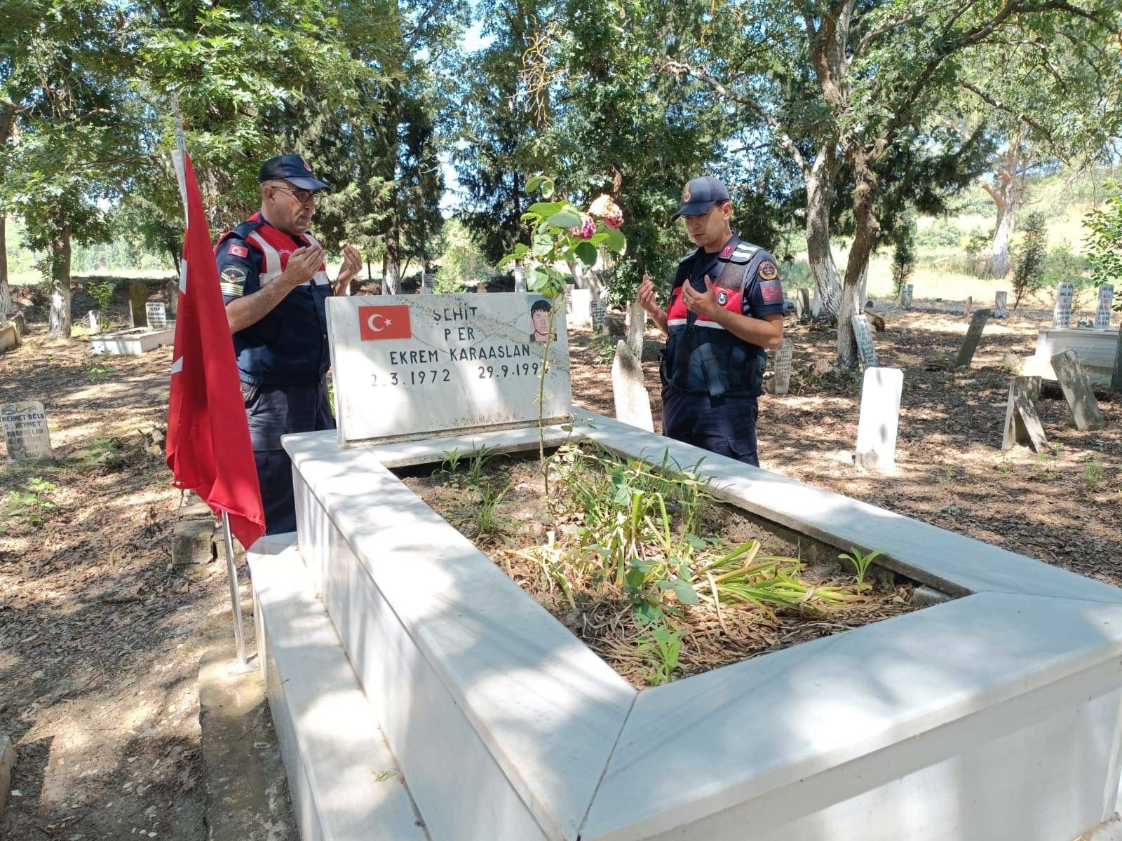 Gördes Jandarmasından şehit yakınlarına bayram ziyareti