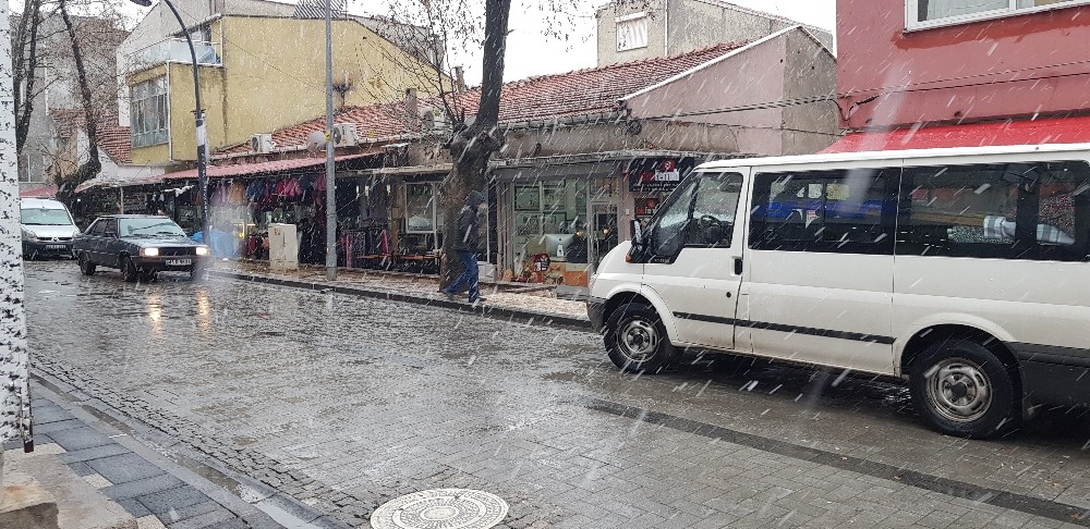 Gördes’e yılın ilk karı düştü 