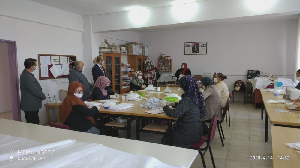 Gördesli kadınlar gönüllü olarak maske üretiyor 