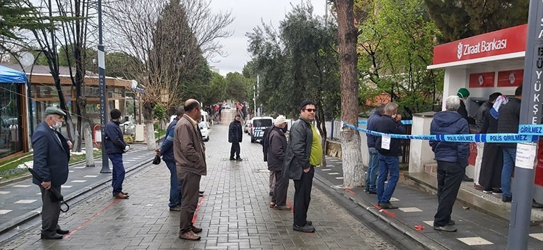 Gördes’te banka ve ATM’lerde bir metre kuralı 