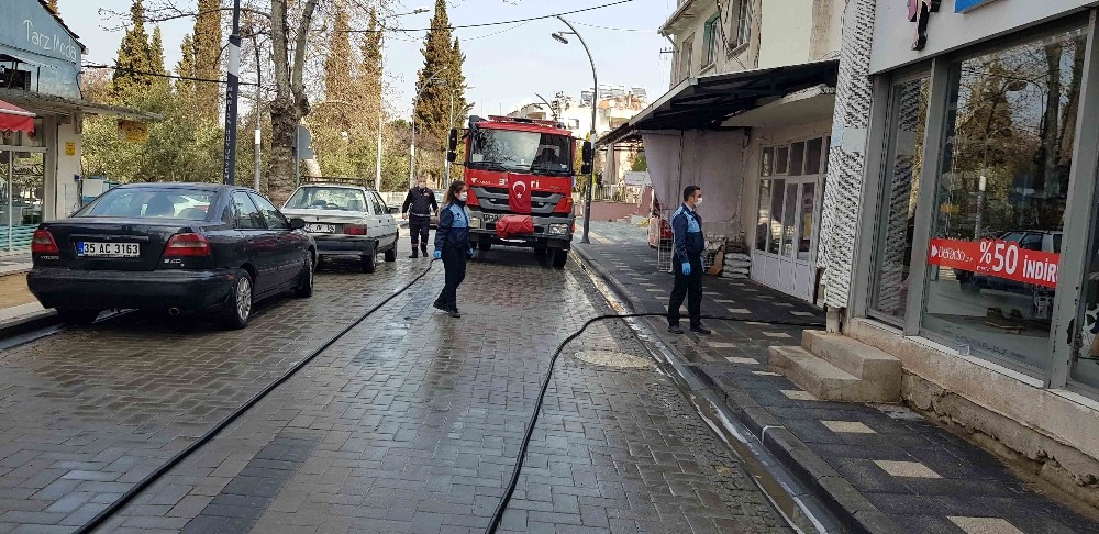 Gördes’te dezenfekte ve yıkama çalışmaları aralıksız devam ediyor 