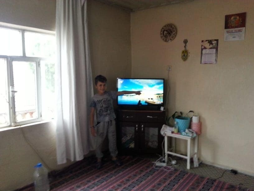 Gördes’te EBA TV’yi izleyemeyen öğrenciye televizyon hediye edildi 