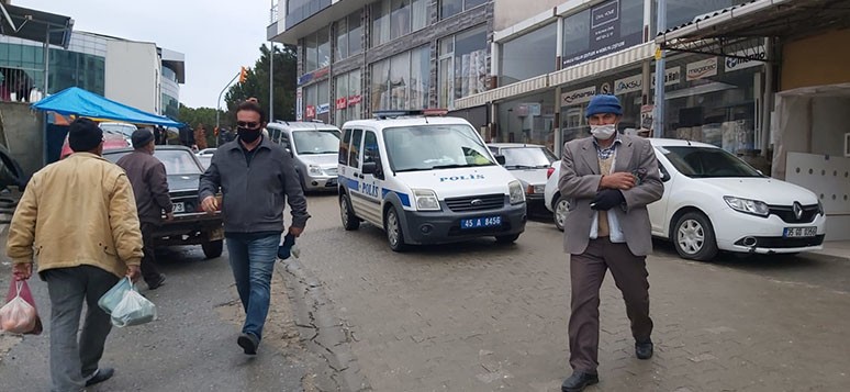Gördes’te tedbirlere uymayan 12 kişiye ceza 