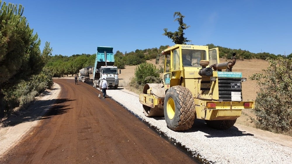 Gördes’te yol çalışmaları devam ediyor 