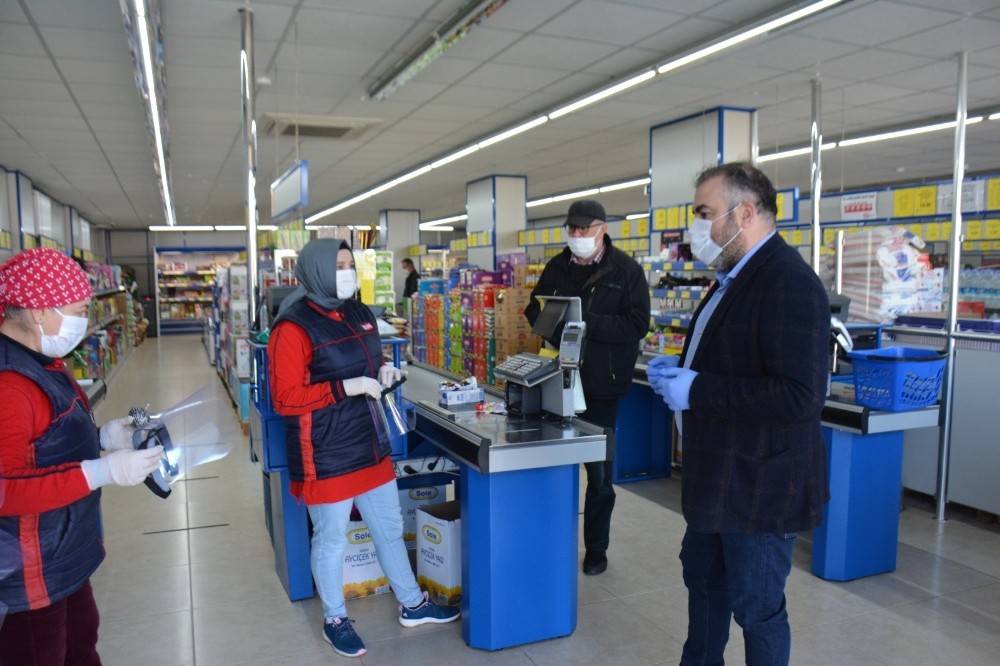 Görele Belediyesi Gençlik Merkezi tarafından üretilen bin adet maskeyi ilçe esnafına dağıttı 