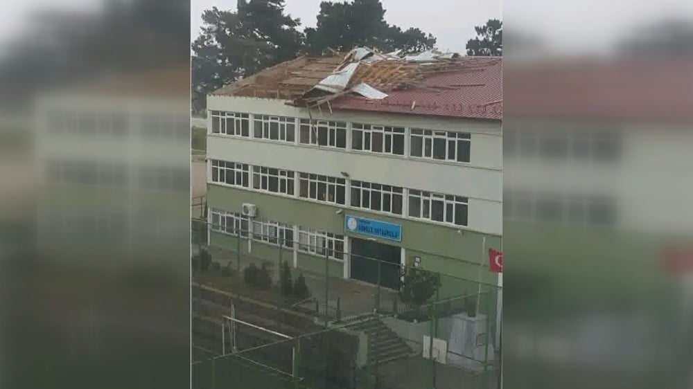 Görele’de fırtına nedeniyle okulun çatısı uçtu 