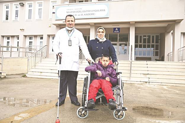 Göremeyen baba, zihinsel engelli oğlu için özel eğitim öğretmenliği okuyor