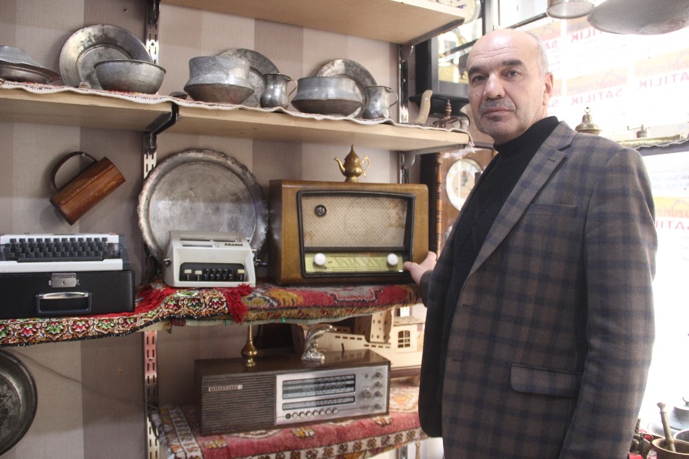 Gören antikacı sanıyor 