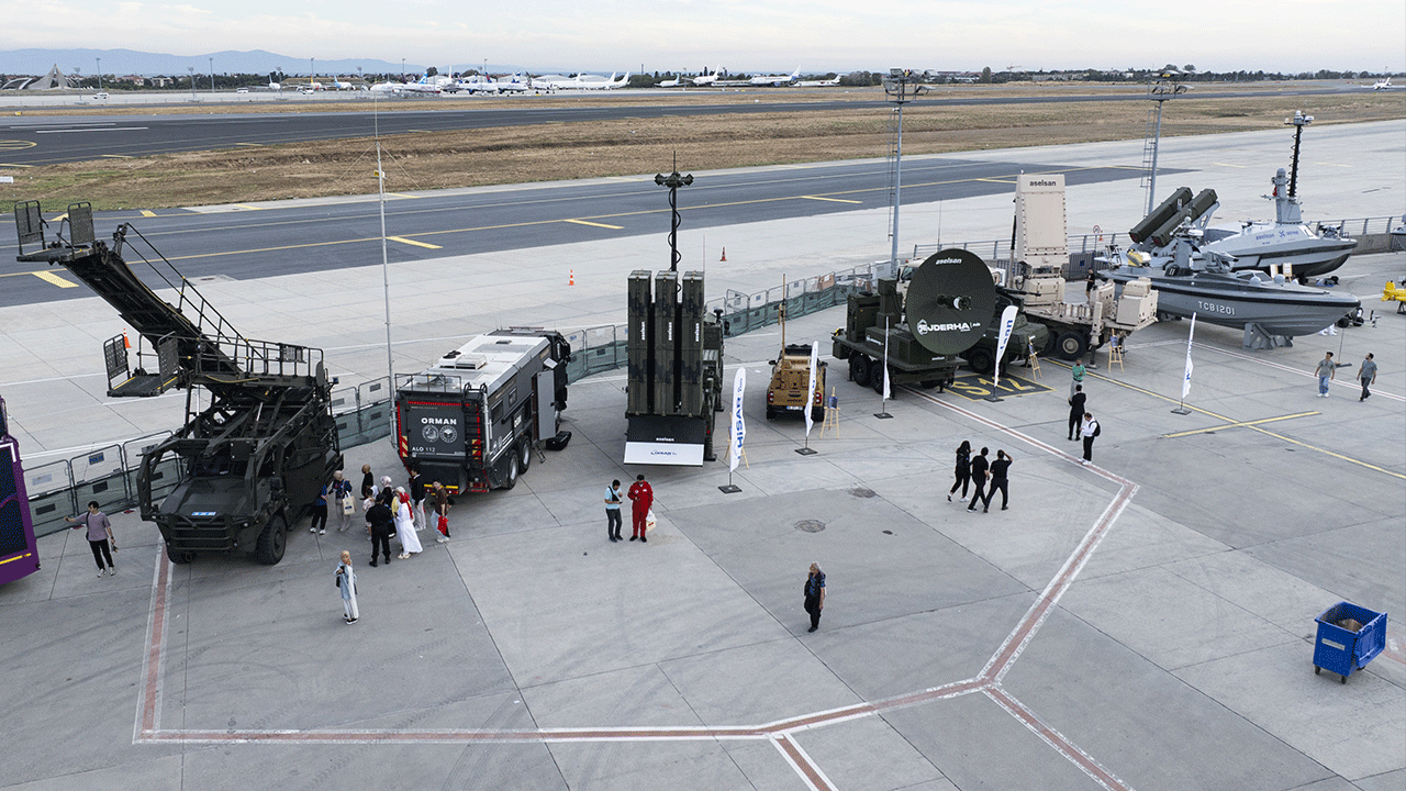 Gören dönüp bir daha bakıyor!