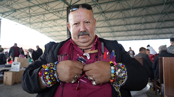 Gören dönüp tekrar bakıyor! Bu adamın üzerinde yok yok