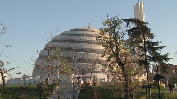 Gören dönüp tekrar bakıyor!