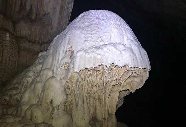 Gören dönüp tekrar bakıyor! Mağara ismini bu dikitten alıyor