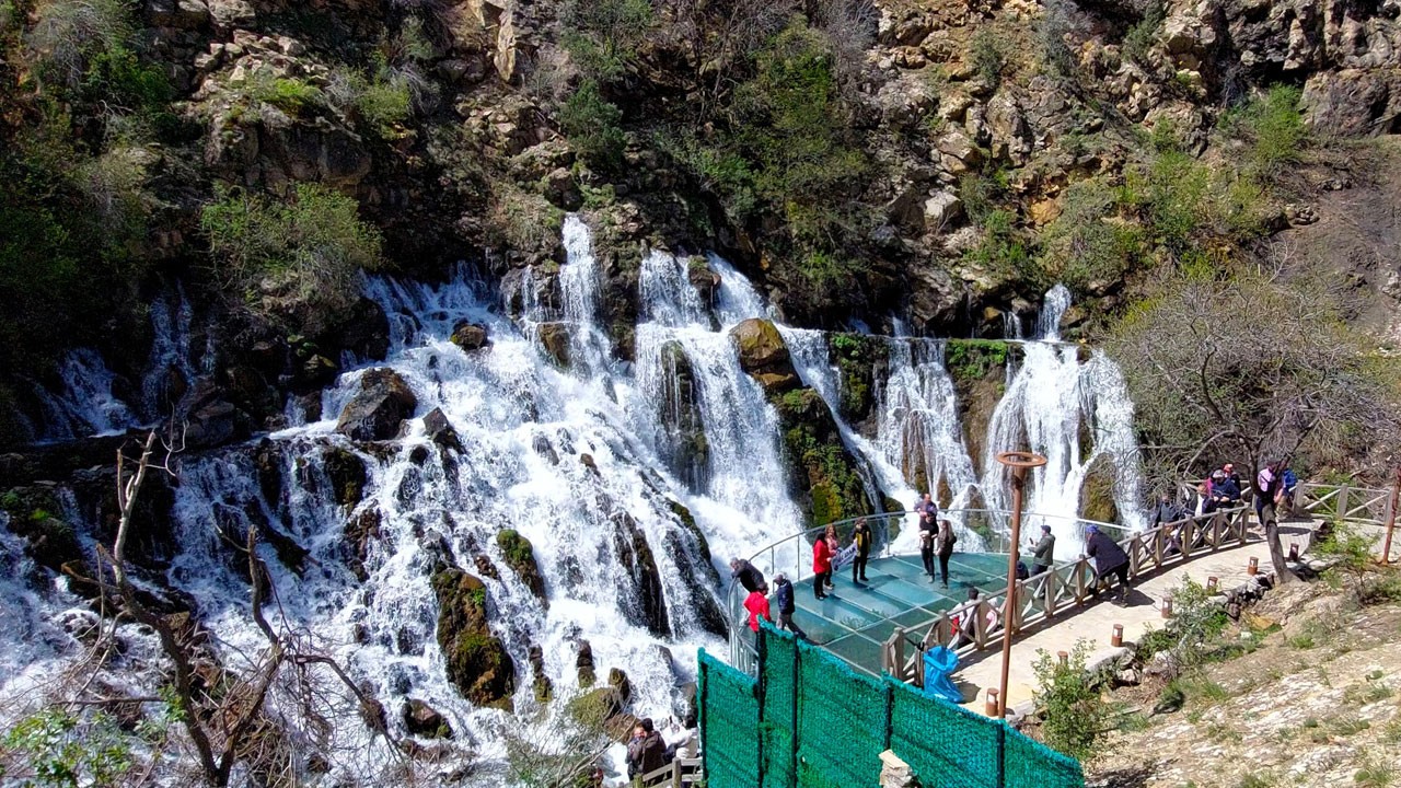 Gören hayran kalıyor! Kırk gözeden doğan serinlik