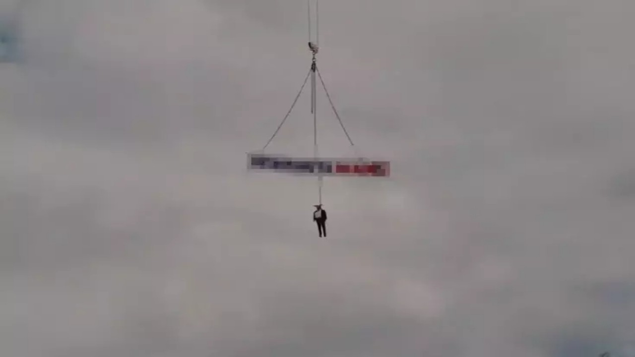 Gören, hemen telefona sarıldı! Trabzon, vince asılı kişiyi ve bu mesajı konuşuyor