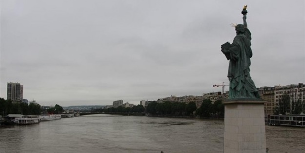 Gören kameraya sarıldı!