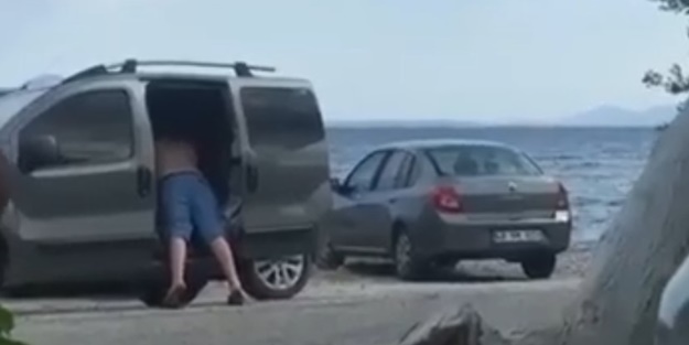 Gören 'Polis çağırın' diye bağırdı! Vatandaşların gözü önünde büyük rezalet