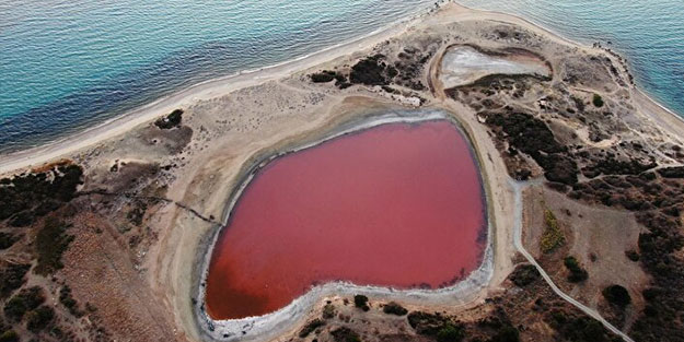 Gören şaşıp kalıyor! Renk değiştiren gizemli göl