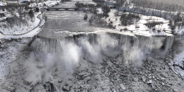 Gören şok oldu! Dünyanın en büyük Niagara şelaleleri dondu