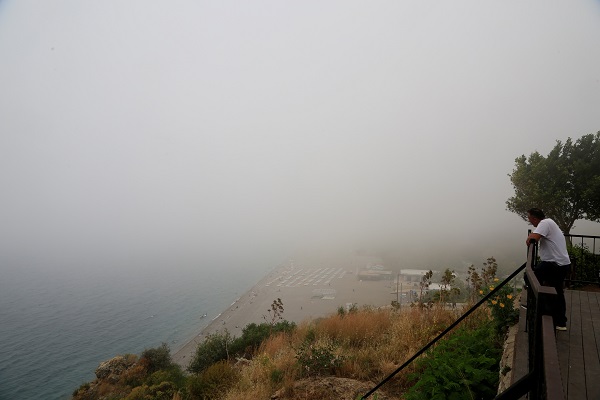 Gören telefonuna sarıldı! Adeta görünmez hale geldi