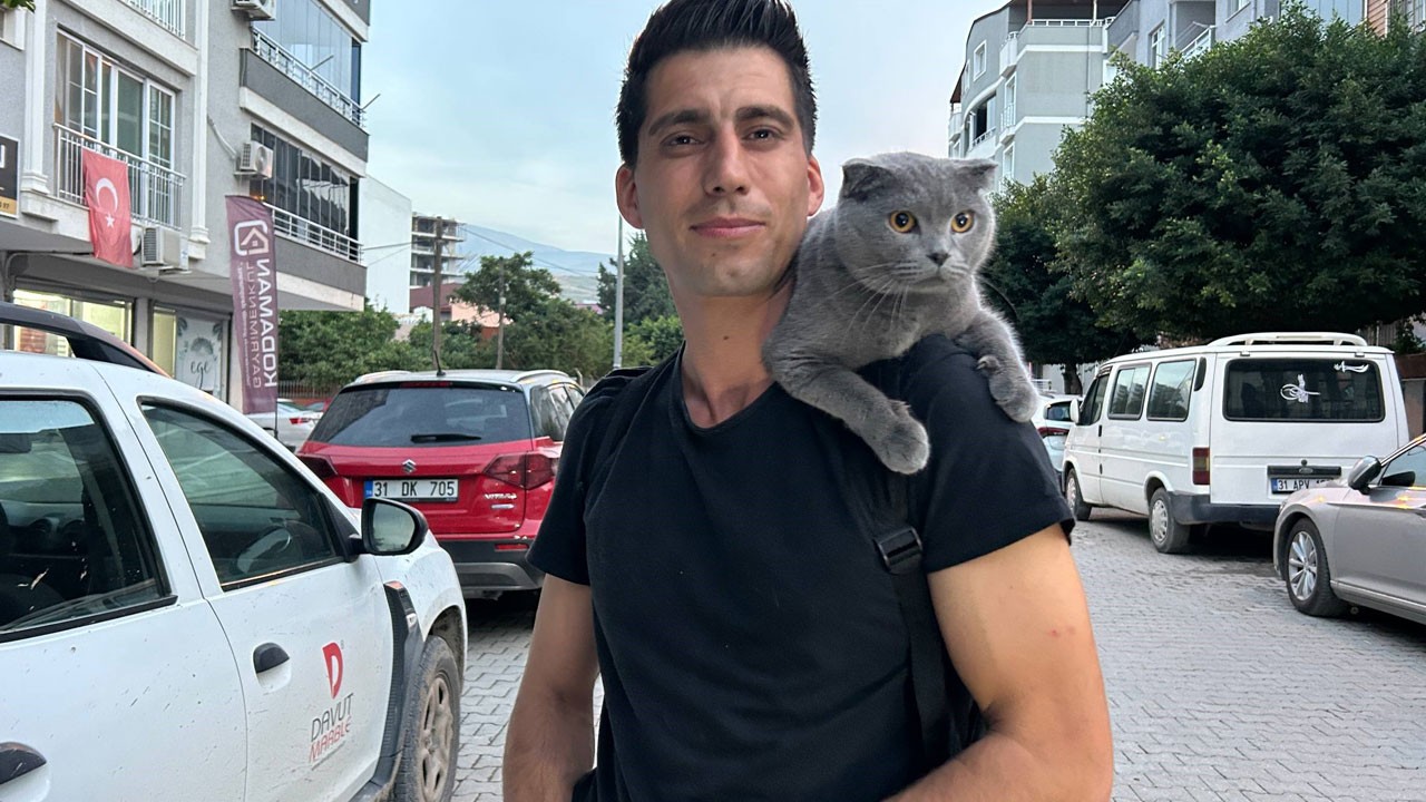 Görenler dönüp bir daha bakıyor! Her gün omzunda onunla geziyor