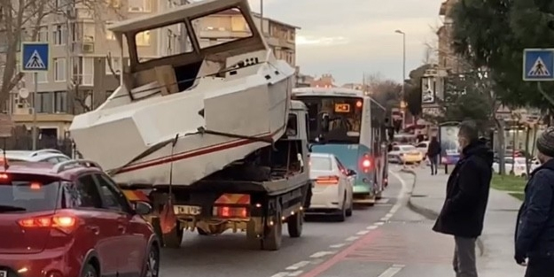 Görenler dönüp bir daha baktı... Üsküdar'da ilginç görüntü
