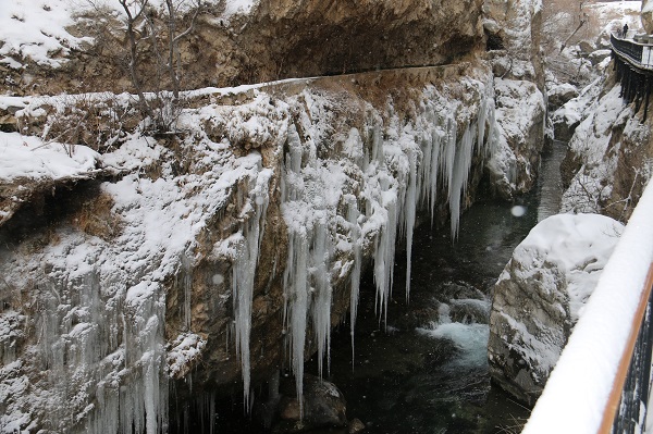 Görenler dönüp tekrar bakıyor! Binlerce yıllık kanyondan kış manzarası